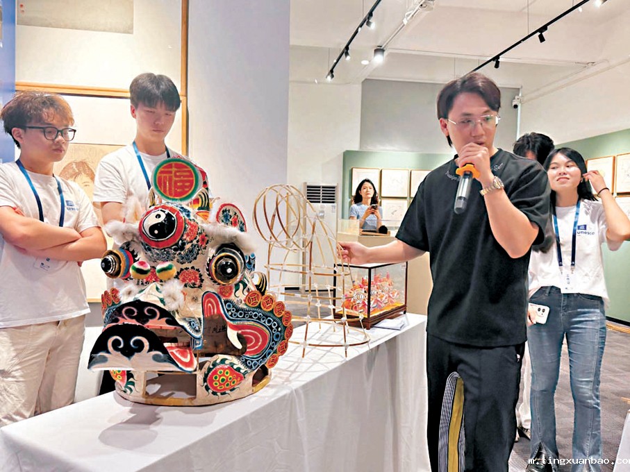 ◆麒麟舞非遺傳承人鄧主文(右一)在講解麒麟製作技巧。