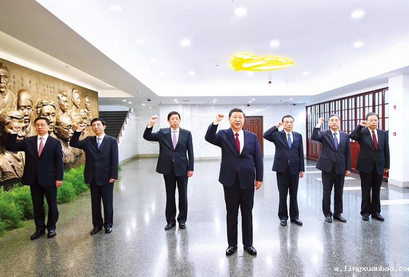 2017年10月31日,中共中央总书记、国家主席、中央军委主席习近平带领中共中央政治局常委李克强、栗战书、汪洋、王沪宁、赵乐际、韩正,瞻仰上海中共一大会址和浙江嘉兴南湖红船。这是31日上午,在上海中共一大会址纪念馆,习近平带领其他中共中央政治局常委同志一起重温入党誓词。 新华社记者 兰红光/摄