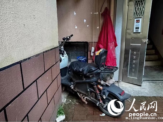 南昌西湖区桃苑小区，一辆电动车正在飞线充电。人民网 时雨摄