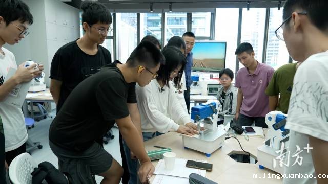 深圳职业技术大学老师带领学生动手做项目。