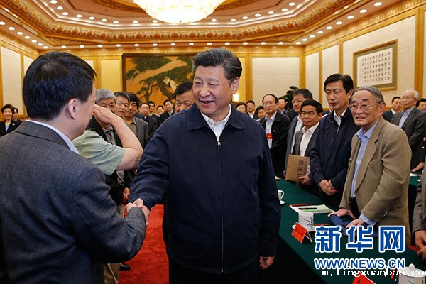 这是习近平同与会专家亲切交谈。新华社记者 鞠鹏 摄